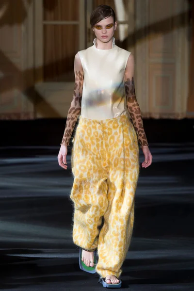 Look 18